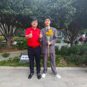 男生高考700分仍逃不過班主任批評 高標準的愛與期待