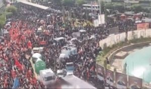 伊朗國葬現(xiàn)場：民眾撫摸指揮官棺槨,，數(shù)萬民眾痛哭獻花