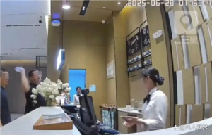 男子不付押金借傘被拒砸傷酒店前臺(tái) 規(guī)則意識(shí)淡薄引反思