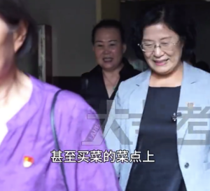 69歲奶奶學(xué)開車跑全城當(dāng)和事佬 9年調(diào)解上萬起矛盾