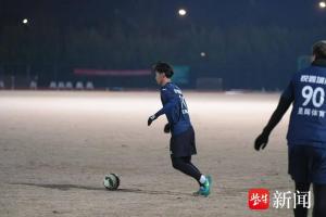 蘇超首位“服務(wù)員”代表鹽城亮相 從海底撈到球場(chǎng)的轉(zhuǎn)變