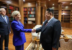 視頻 金正恩觀看朝鮮在俄作戰(zhàn)士兵影片時落淚 推動戰(zhàn)斗友誼