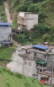 村民回憶自家樓房在泥石流中倒塌 驚險逃生經(jīng)歷