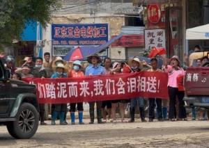 中國(guó)人的“風(fēng)雨同舟”再次具象化了 救援隊(duì)撤離感動(dòng)全城