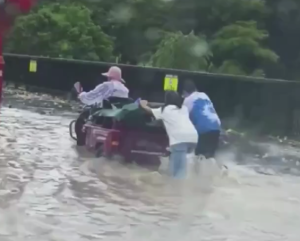 溫暖！3少年蹚水幫三輪車(chē)?yán)先送栖?chē)