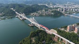 金建高鐵全線路橋隧貫通 山區(qū)高鐵建設創(chuàng)奇跡