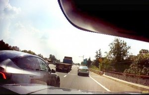 司機高速上多次別車還豎中指 尋釁滋事被行拘