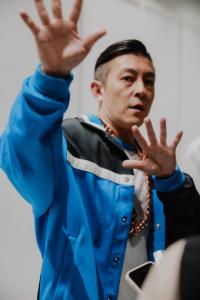 被耐克起诉后陈冠希发文 展示阿迪联名鞋款