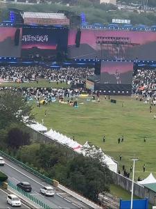 寶雞一音樂(lè)節(jié)場(chǎng)外百余帳篷通宵夜排 粉絲熱情高漲