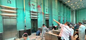 男子来香港求见李嘉诚被拒，大闹长江集团中心：泼红漆、打伤保安被逮捕！