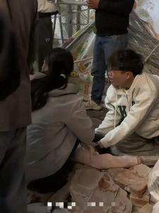 长沙坍塌事故遇难女孩已安葬 男友深情守护至最后一刻