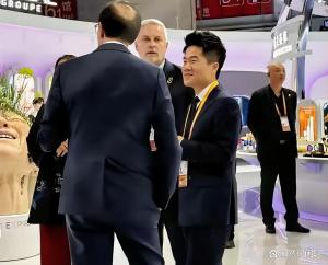 董宇辉现身上海进博会 实力与气质并存