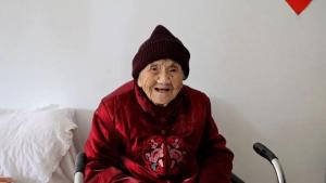 郑州115岁老人：90多还为重孙做棉衣，勤劳传递家的温暖