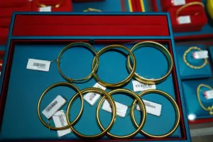 女子购买130克黄金店主报警 骗局被及时识破