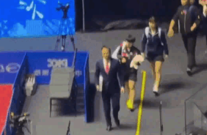 笑喷！孙颖莎入场时走错路 把自己逗笑了