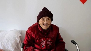 河南115岁老人出生于清朝 寿宴挑肥肉吃引关注