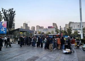 硕士在杭州摆摊卖包子走红 匠心守味获好评