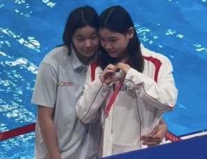 全红婵张家齐贴贴比心！网友：姐妹俩的感情太好了