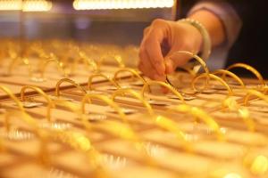 周大福等克金报价破1300元 金价高位影响购金意愿