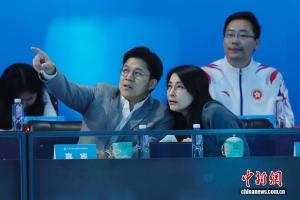 郭晶晶霍启刚观看全运会游泳比赛 现身深圳大运中心