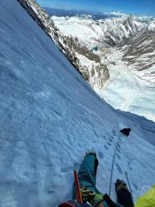 男子雪山滑坠重伤爬行10小时求救 生死营救成功获救