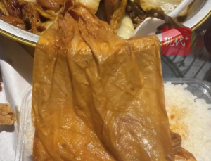 外卖吃出纸巾顾客怀疑是剩菜 市场监管部门介入