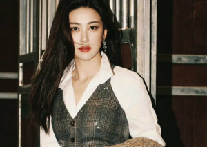 朱珠拿得出手的，岂止是两个梨涡