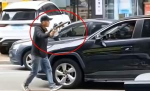 警方回应居民称一男子持玩具枪拦车 正核查其精神状况