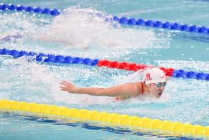 陈露颖200米蝶泳夺冠 福建选手庆祝胜利
