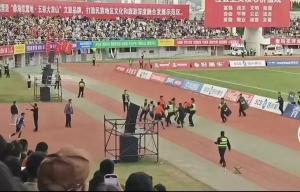 凉山队球员冲击裁判警方介入 赛区执委会致歉