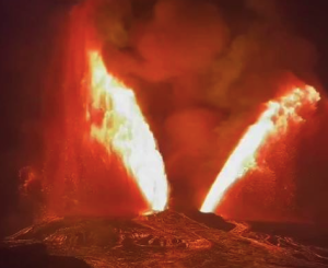 夏威夷基拉韦厄火山爆发，喷发出巨大的翼状熔岩柱，熔岩喷泉高达450米