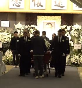 欧阳震华与苗侨伟为许绍雄扶灵 众星送别大师兄