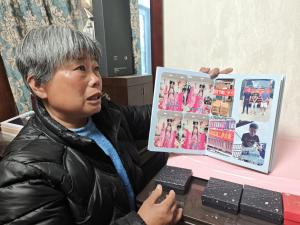 罗大美母亲翻儿子生前相册瞬间泪崩 回忆往昔点滴心痛不已