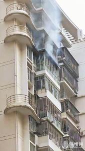 高层住宅突发火情 九旬阿婆及时自救 烟头疑引发火灾
