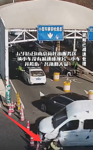 小車服務區(qū)失控險撞人 司機：“踩剎車沒反應”