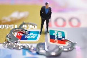 美容院阻止穿衣逼顾客网贷消费 软暴力胁迫消费被判刑