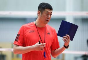 中国女排主教练赵勇赴意学习预示着啥 助力奥运备战