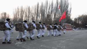 边防官兵零下20度野外拉练 锤炼严寒作战能力