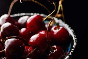 车厘子成吨吃才有助眠效果 科学事实与争议