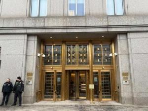 马杜罗出庭细节披露：起立和坐下颇显吃力 现场状况引关注