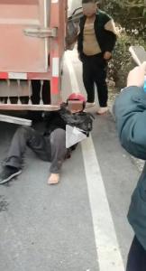 货车底盘挂人行驶上百米 后车司机紧急救援