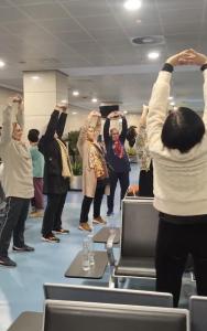 飞机延误中国大妈教外国人跳八段锦 文化输出获赞