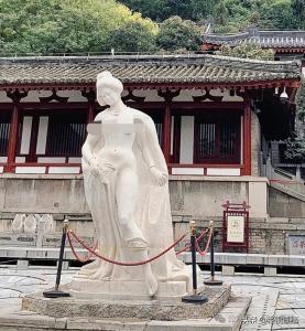 杨贵妃裸体出浴雕像引争议 历史风尚与现代视角碰撞