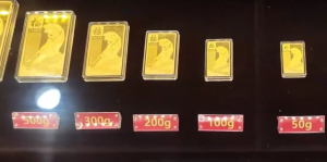 金店回应情侣因观望多花3万买金饰：两人判断金价可能会下调，说先等等