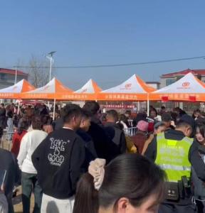 安徽阜阳一网红村干部举办杀猪宴 万人空巷共庆乡村特色