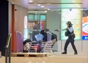 男子商场带刀劫持人质 被警方击毙 嫌犯瞬间被制