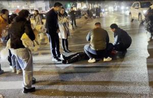 男子在长沙街头突然昏倒后去世 路人紧急施救未果