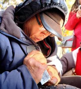 北京什刹海大爷手工木雕意外走红 丑萌界的天花板