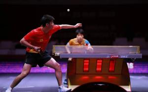 薛飞3-2淘汰张本智和 握拳怒吼庆祝 决胜局爆发