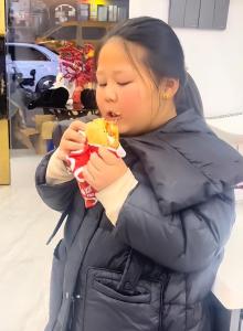 很多家长都在对小孩进行镜头霸凌 流量时代的家庭教育之痛